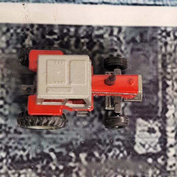 Vintage Ertl 1/64 scale Massey Ferguson 699 diecast tractor red/silver - Picture 3 of 8